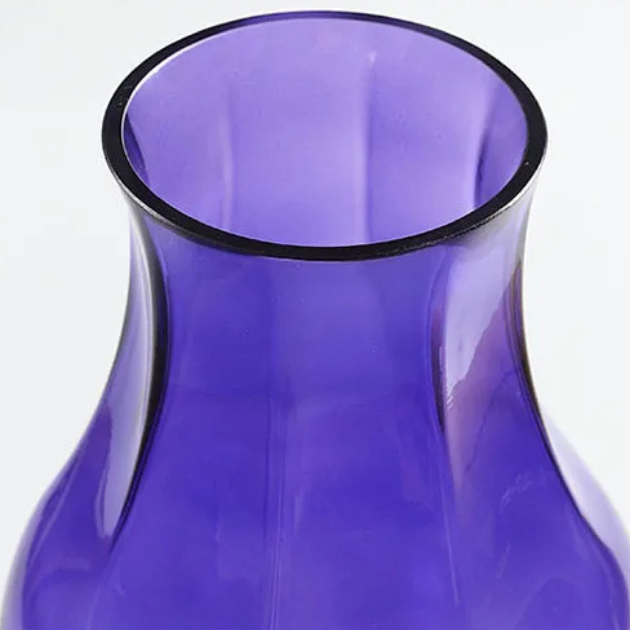 Fiolett gjennomsiktig vase, moderne stil