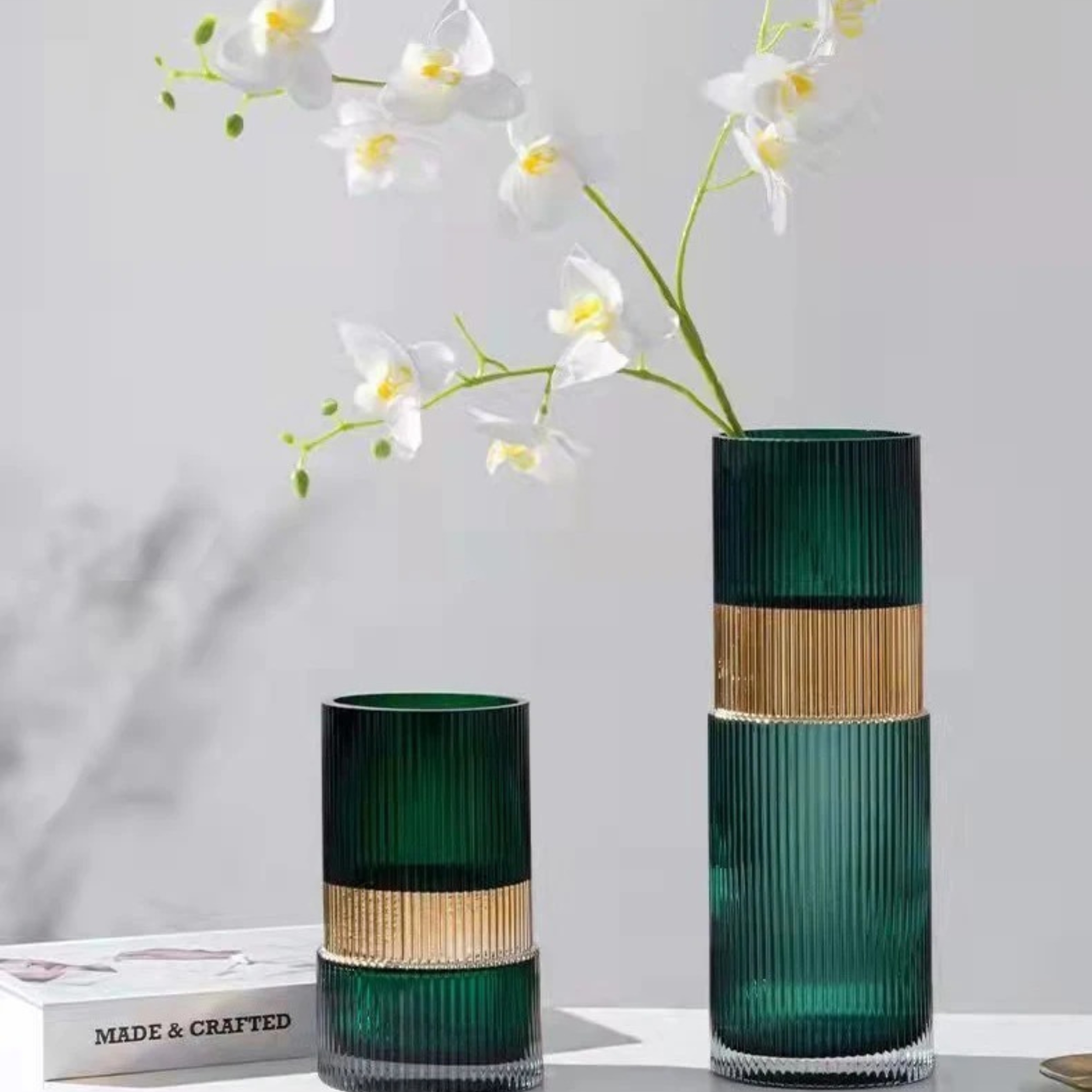 Moderne vase i stripefarget glass