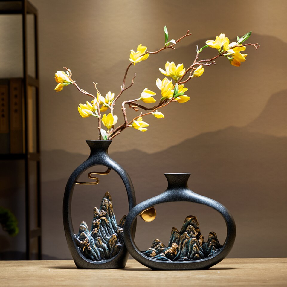 Svart gjennombrutt japansk vase i zen-stil