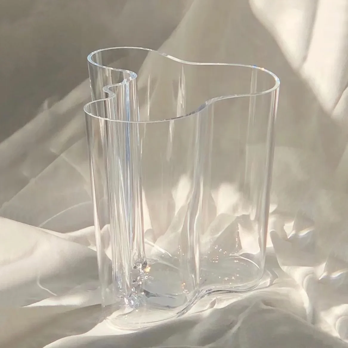 Transparent, abstrakt, håndblåst vase