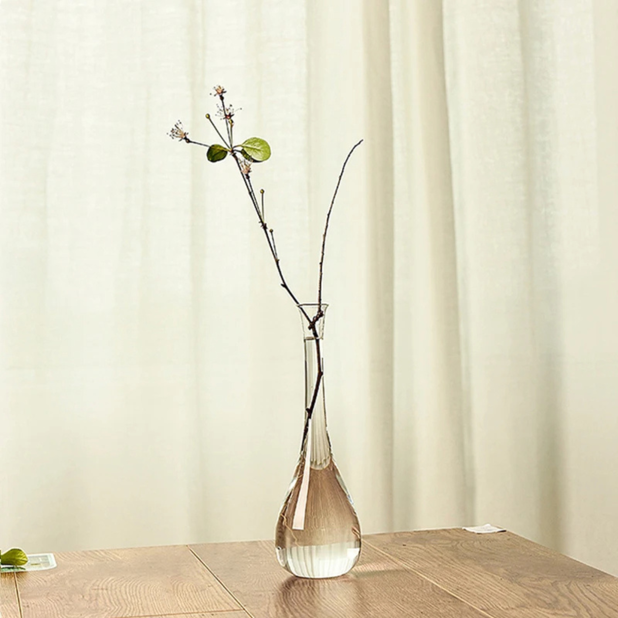 Liten, delikat glassvase med blomster fra Vermont