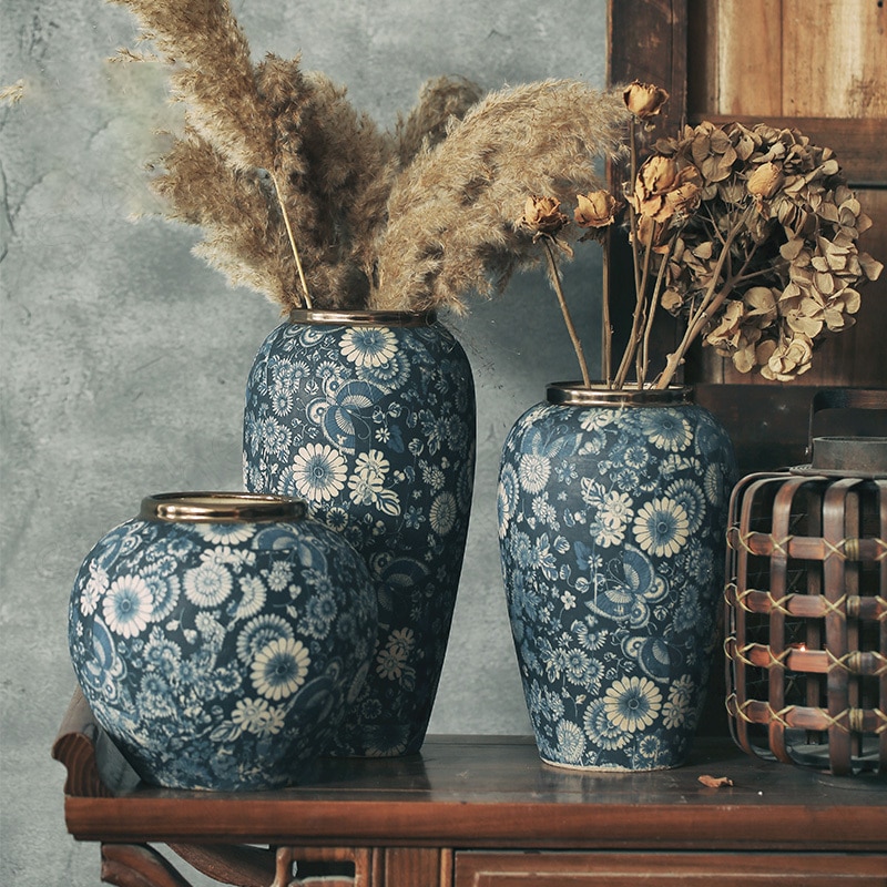 Vaso da terra blu con fiori