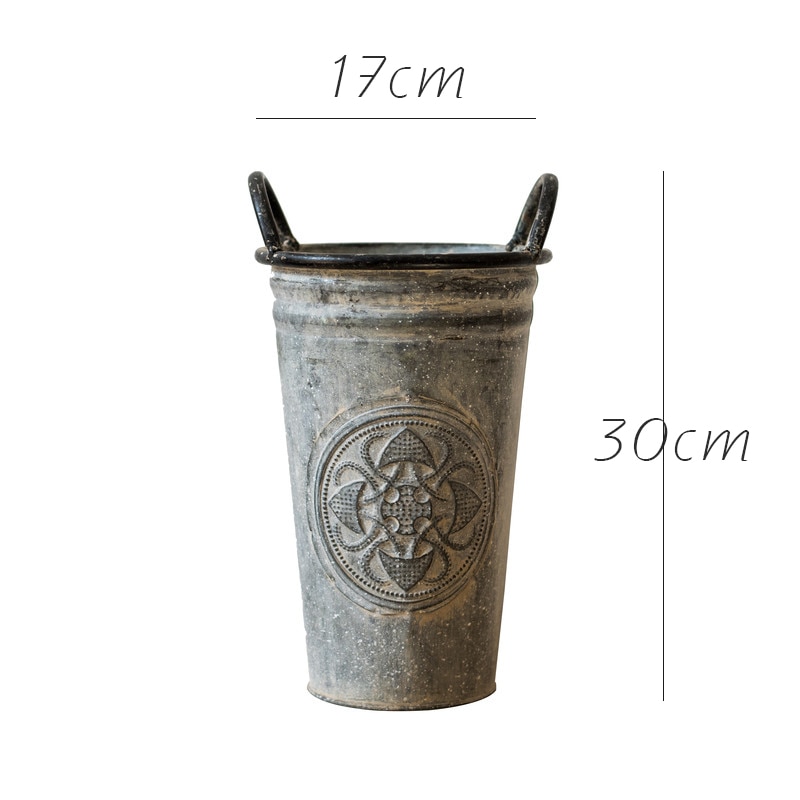 Antico vaso da esterno in ferro battuto