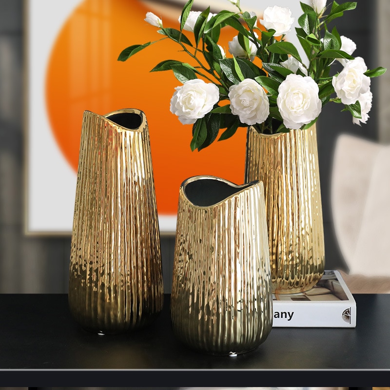 Moderne keramisk vase i gull