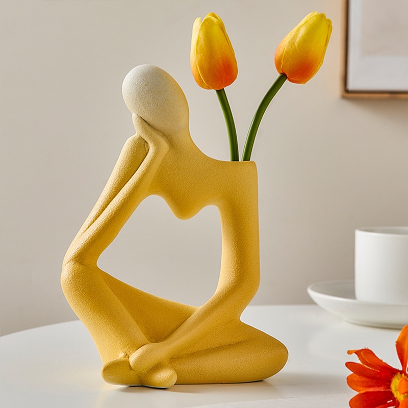 Moderne vase i form av en figur