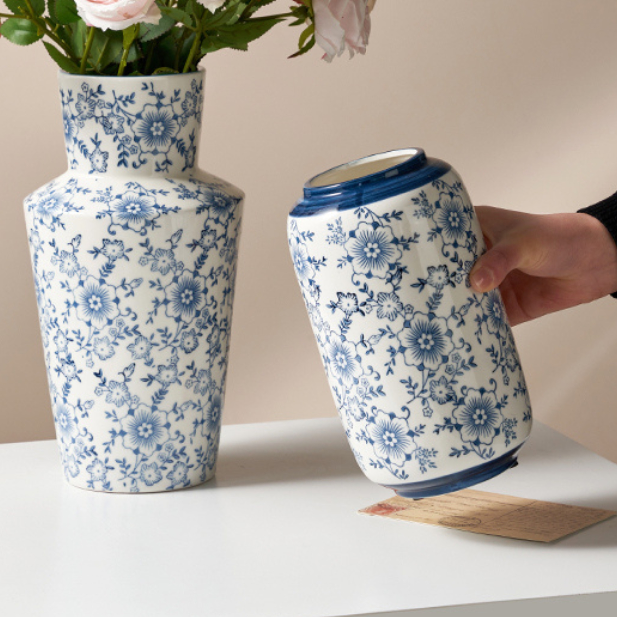 Vaso in ceramica blu e bianca in stile cinese con motivi floreali