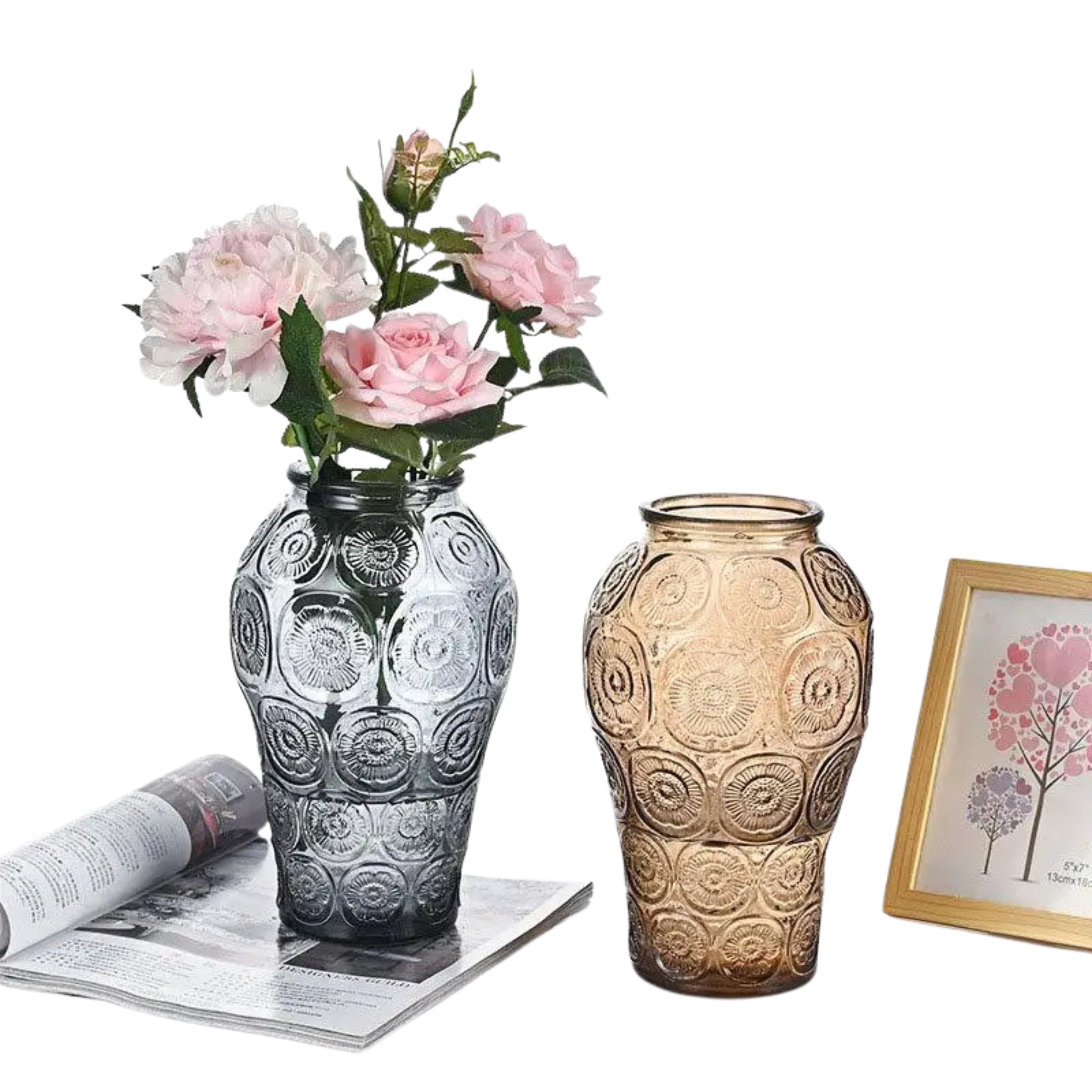 Farget glassvase med plommetreblomster