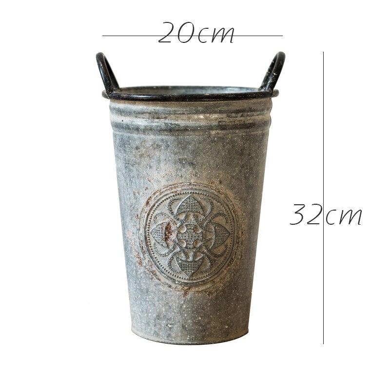 Antico vaso da esterno in ferro battuto