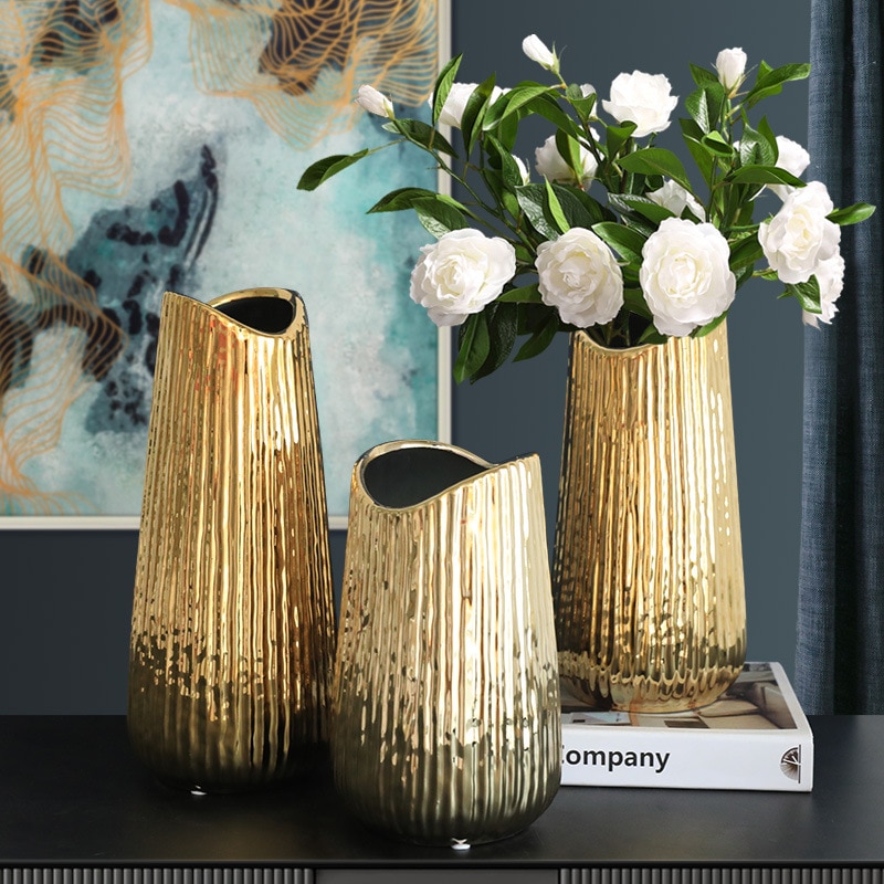 Moderne keramisk vase i gull